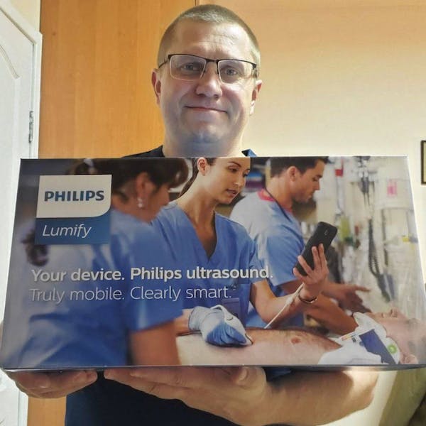 A Ukrainian doctor with an ultrasound device from MHU